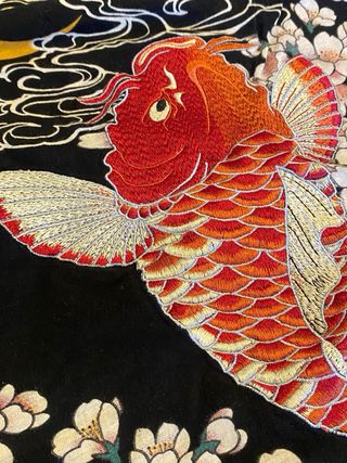 Camiseta Estilo Japonés Bordada Koi Luna
