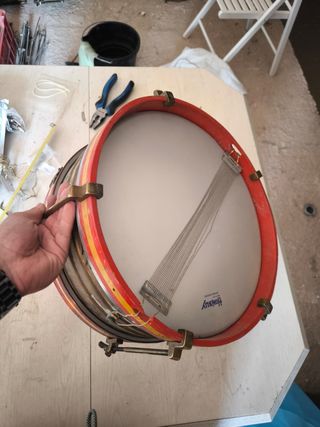 Tambor de banda rojo y amarillo