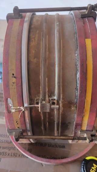 Tambor de banda rojo y amarillo