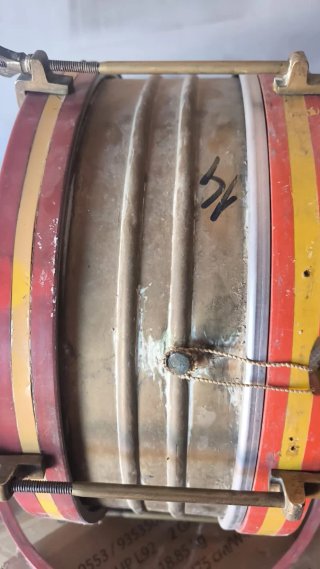 Tambor de banda rojo y amarillo