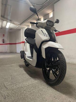 Peugeot Tweet 50 CC Blanca con Baúl
