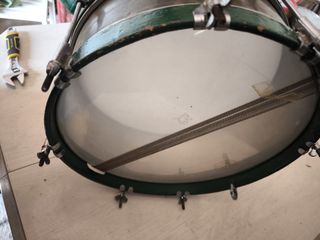 Tambor militar verde y dorado