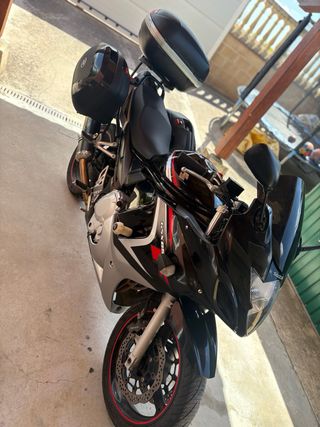 Suzuki GSX 650 F - Moto Deportiva Negra
