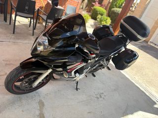 Suzuki GSX 650 F - Moto Deportiva Negra