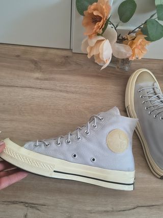 Converse talla 39 color gris con detalles en beige