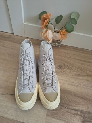 Converse talla 39 color gris con detalles en beige