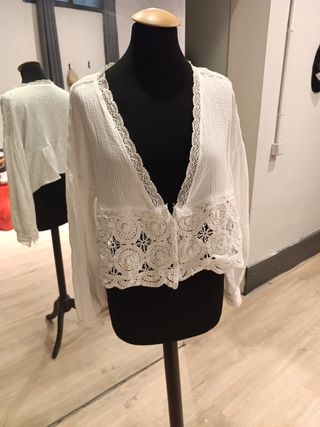 Blusa blanca con encaje