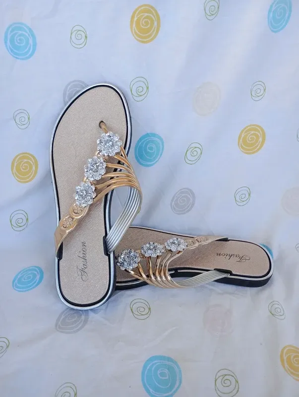 Chinelos dourados e prateado de dedo
