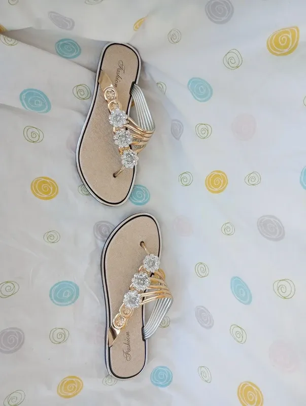 Chinelos dourados e prateado de dedo