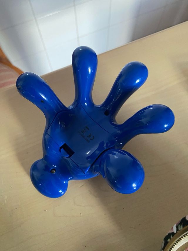 Massaggiatore a forma di mano blu