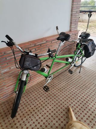 Bicicleta tándem verde
