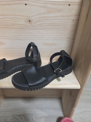 Sandalias negras planas