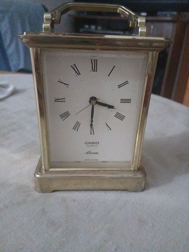 Reloj Casio Alarma Dorado