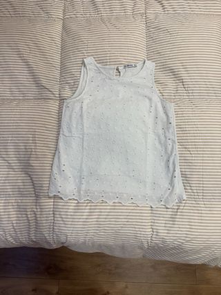 Top blanco Stradivarius con bordados