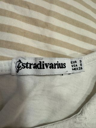 Top blanco Stradivarius con bordados