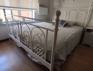 Se vende cama doble completa, lista para usar.