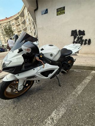 Suzuki GSX-600 K7