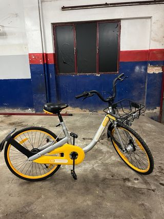 Bicicleta urbana OBIKE gris y amarilla