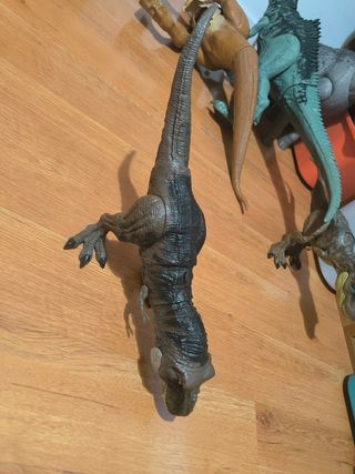 Dinosaurio de juguete marrón
