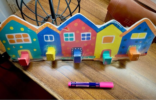 Perchero infantil madera casas