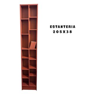 Estantería de madera marrón