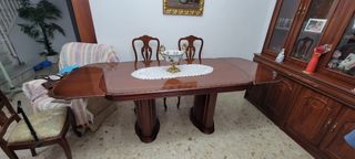 Mesa de comedor y 4 sillas de madera
