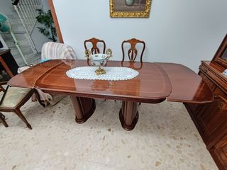 Mesa de comedor y 4 sillas de madera
