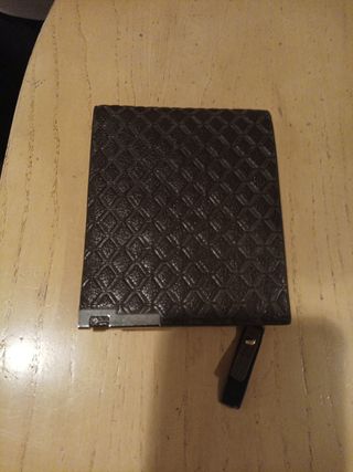 Cartera de piel con diseño acolchado