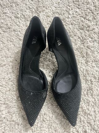 Zapatos de tacón Zara negros con pedrería