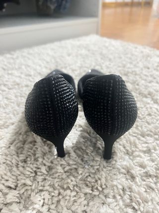 Zapatos de tacón Zara negros con pedrería