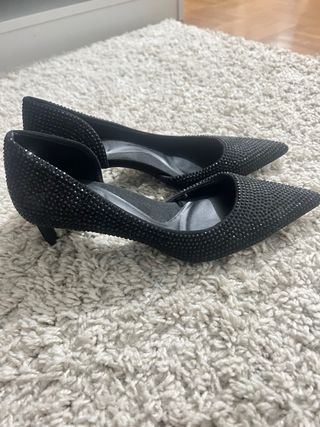 Zapatos de tacón Zara negros con pedrería