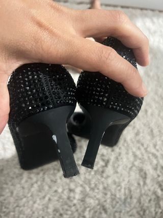 Zapatos de tacón Zara negros con pedrería