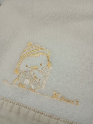 Sábana de cuna con bordado