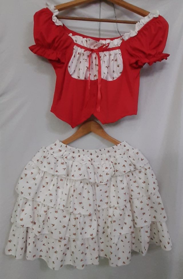 Blusa campesina roja y falda con volantes floral