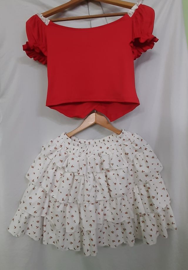 Blusa campesina roja y falda con volantes floral