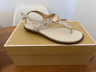 Sandalias Michael Kors Beige Tira Dedo