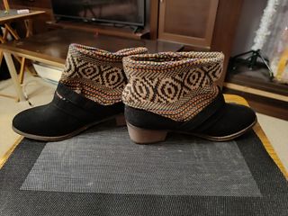 Botas negras con estampado étnico.
