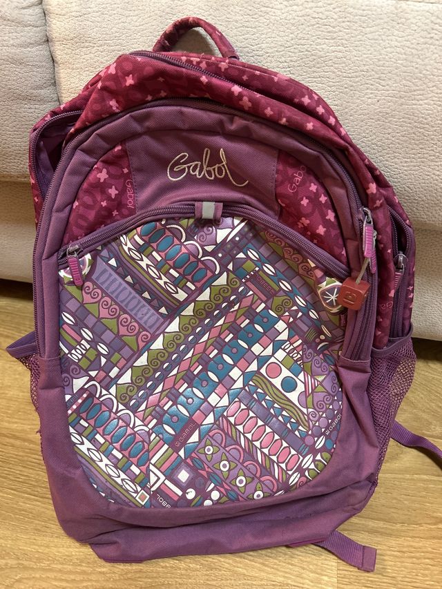 Mochila escolar Gabol morada con estampado
