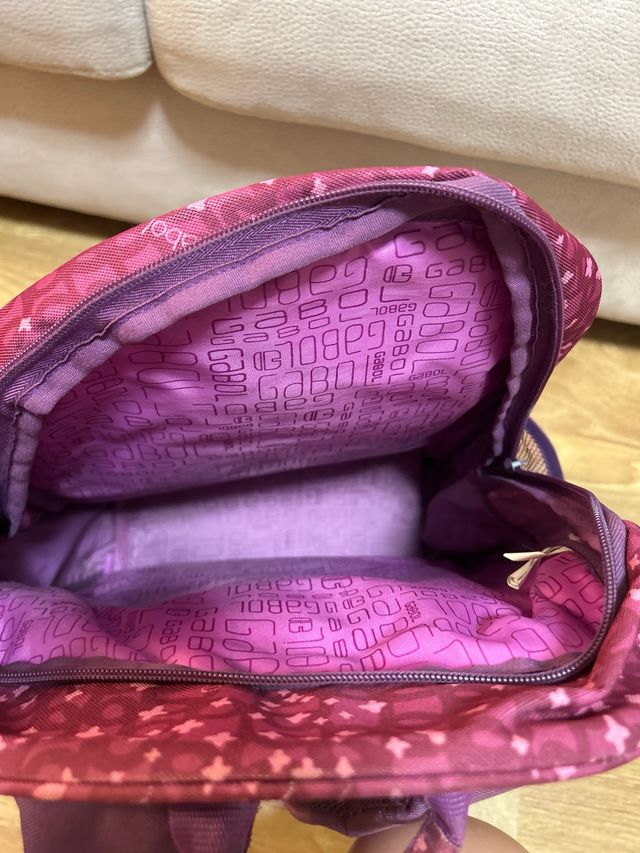 Mochila escolar Gabol morada con estampado