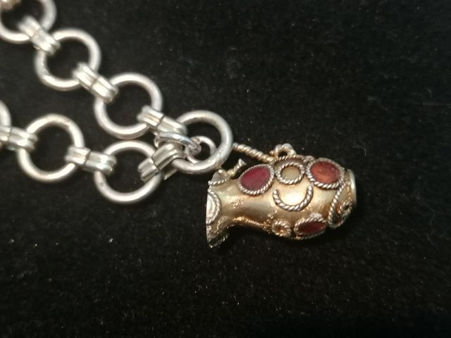 Pulsera de plata con dijes