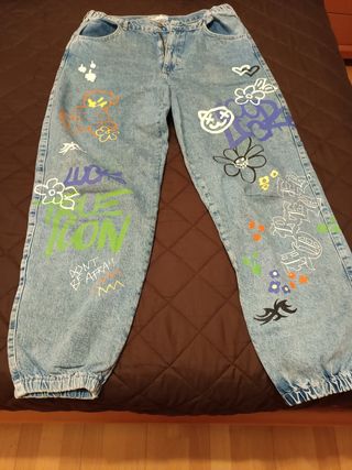 Pantalón vaquero estampado