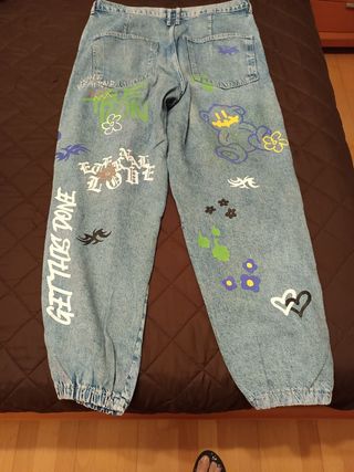 Pantalón vaquero estampado