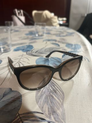 Gafas de sol negras y marrones