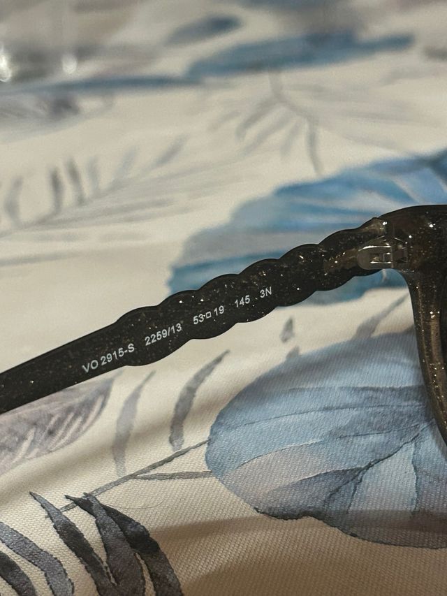 Gafas de sol negras y marrones