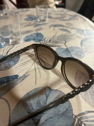 Gafas de sol negras y marrones