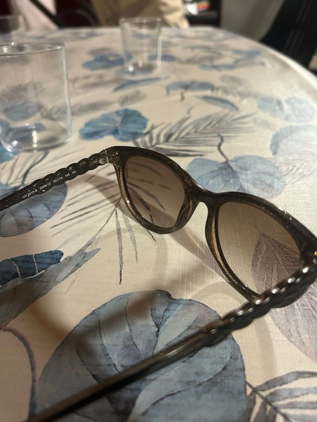 Gafas de sol negras y marrones