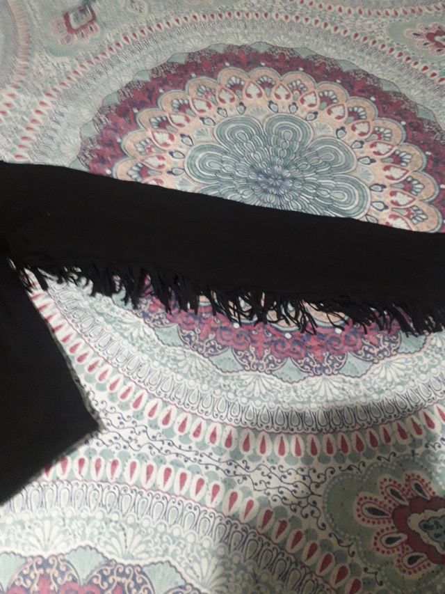 Top corto negro manga larga flecos