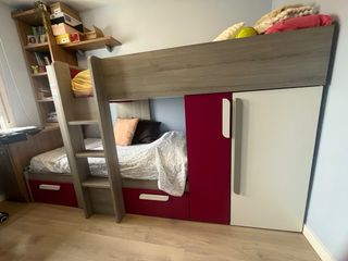 Litera Cama tipo tren con estantería y mesita
