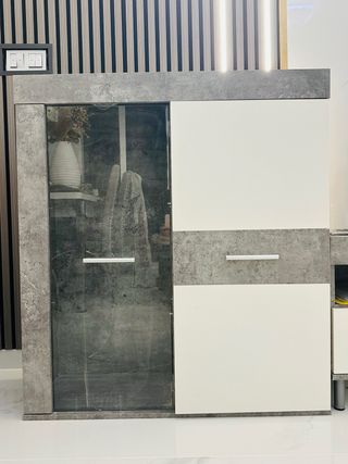 Mueble moderno gris y blanco con cristal