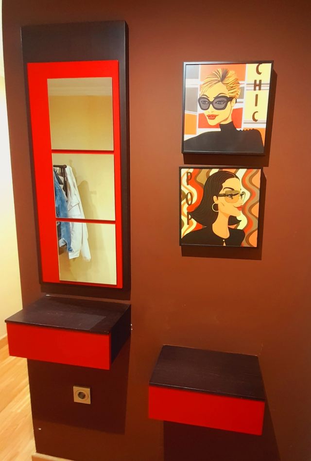 Mueble de entrada con espejo y cuadros vintage